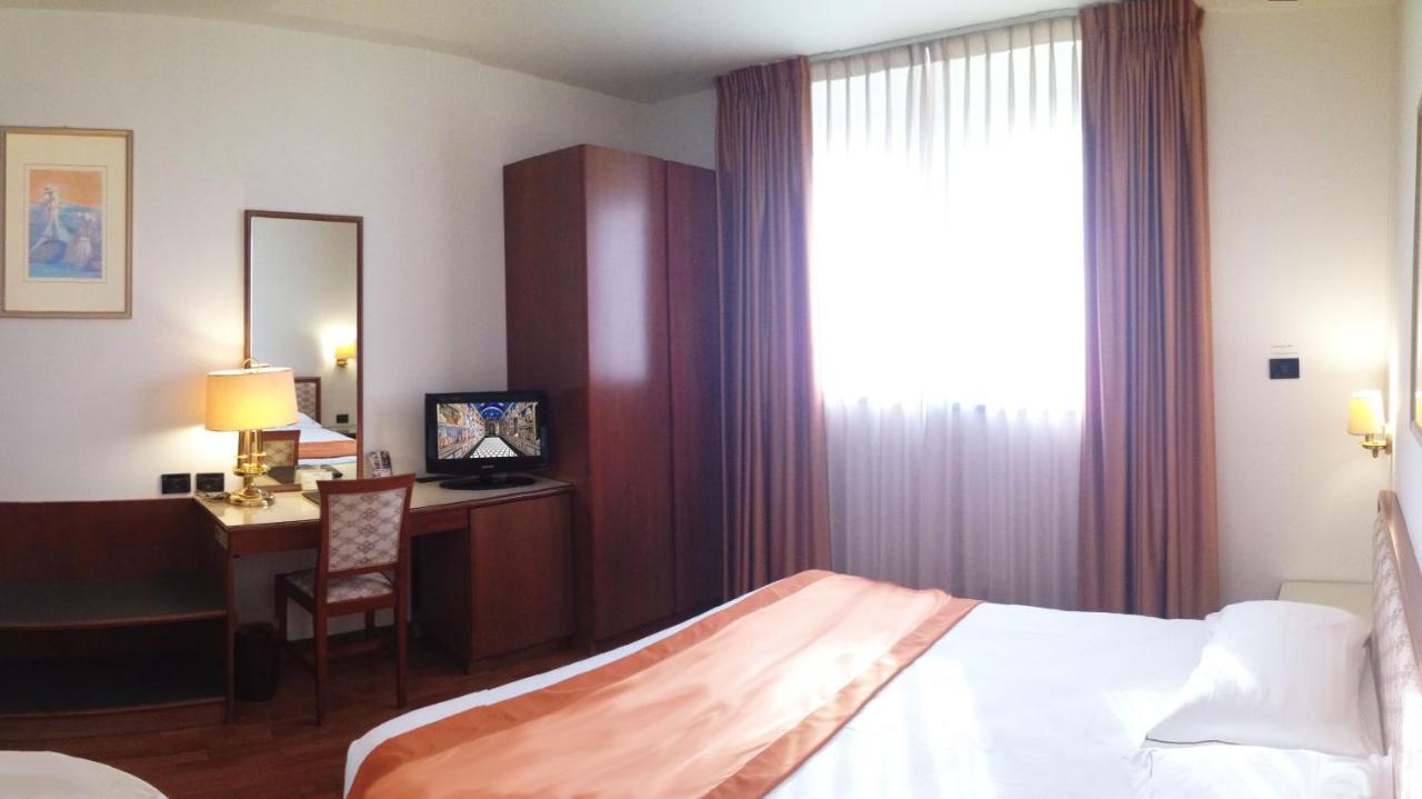 Hotel Marconi Ponte San Nicolò Екстериор снимка